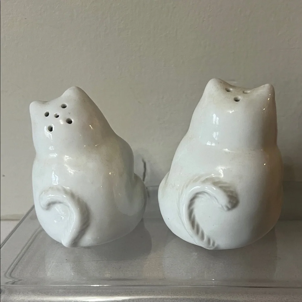 Cat salt and pepper set Vintage White and Cream Cat Figurines